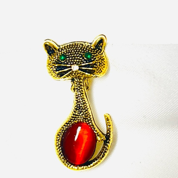Jewelry - Cat Brooch, NIP, vintage style with Red Gemstone on golden base, display case